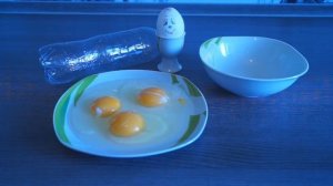 как быстро отделить желток от белка/Лайфхак/Life hacks