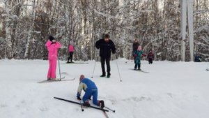 Мини-лыжи и крупная тушка лыжника