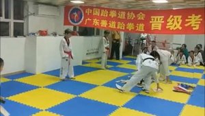 Сдача экзамена на красно-черный пояс в школе тхэквондо