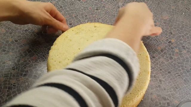 Как разрезать бисквит на равные коржи части с помощью ножа и нитки смотреть онлайн
