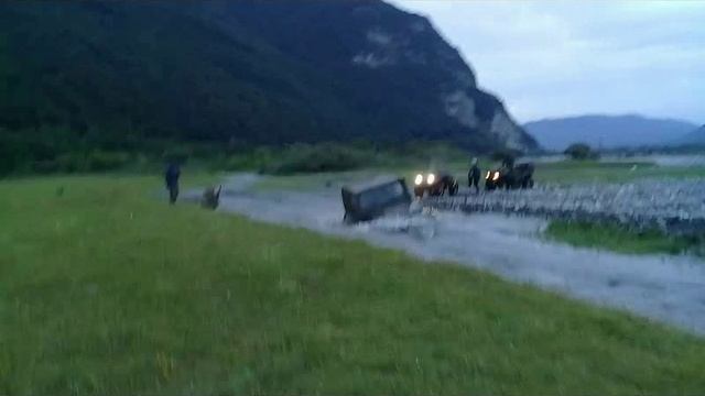 Чуть не утопили в бурной реке Jeep Wrangler смотреть онлайн