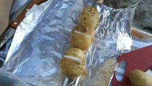 Картофель на гриле с салом и чесноком.