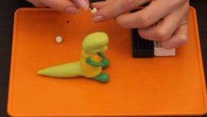 Лепим дракончика из пластилина. We sculpt a dragon from plasticine.
