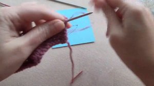 Берет спицами связанный поперек.