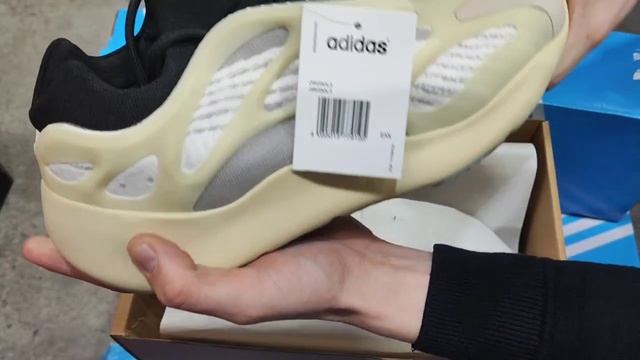 Кроссовки adidas yeezy 700