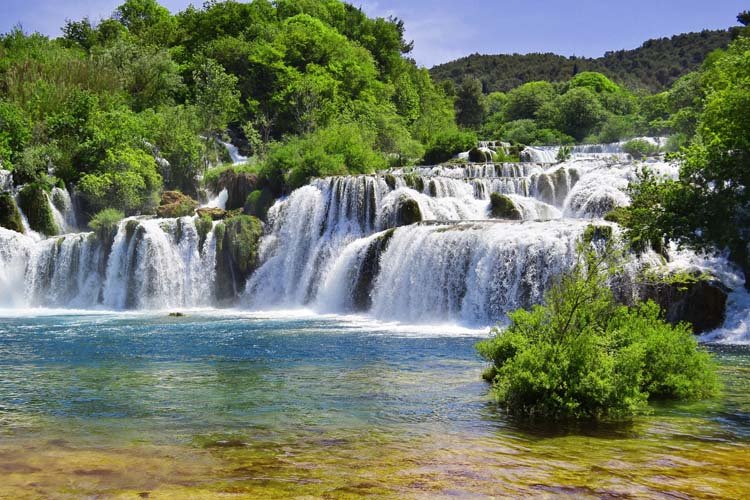Водопады , шум воды . Релакс . Красота Божьего мира ...