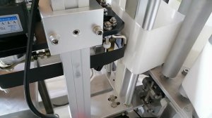 Наклеивание этикетки на канистру - Etikon.ru