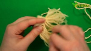 Шапочка из ниток своими руками ~ Новогодняя игрушка на ёлку / Как сделать игрушку шапочку из пряжи