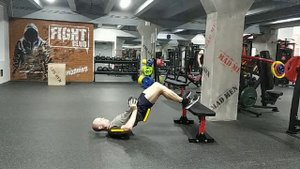 Ягодичный мостик с ногами на лавке с гантелью