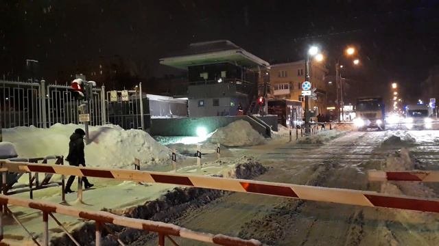 Скоростной Поезд Аллегро летит через удельный жд Переезд