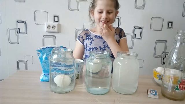 Как делать фокусы с яйцами. Как засунуть яйцо в бутылку. смотреть онлайн