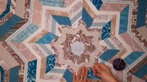 Как сшить юбку для елки. "Морозная звезда" из лоскутов