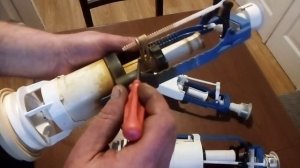 Протекает вода из бачка в унитаз. Ремонт спускного клапана.