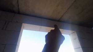 Укладка плит перекрытия на стены из газобетона без применения нижнего армирующего пояса.