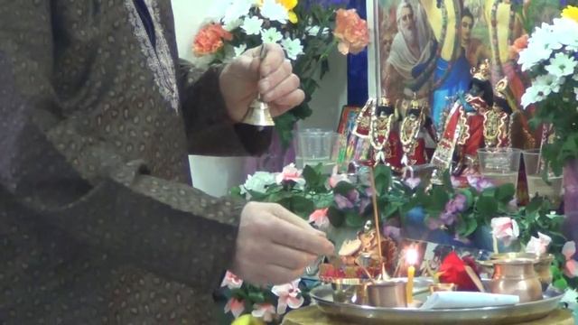 Как проводить арати? Инструкция. (Вьяса-пуджа ЕМ Чайтанья Чандры Чарана прабху. Пермь 15.03.2015)
