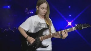 Девочка в 9 лет играет на гитаре. Joe Satriani. Соло на электрогитаре. Алексия.