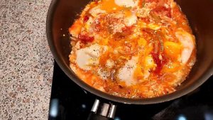 Готовлю яичницу или омлет на ужин,все равно вкусно и быстро.