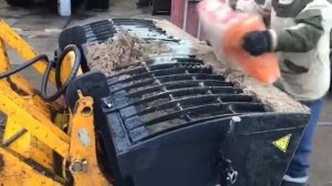 Бетоносмесительный ковш на экскаватор-погрузчик в работе.