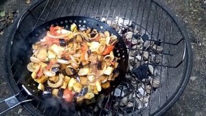 Готовим овощи гриль на жаровне для морепродуктов Boyscout