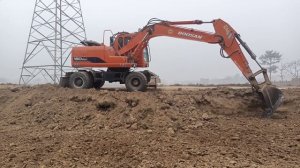 Doosan 180 excavator loading the tralley