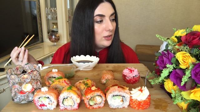 МУКБАНГ РОЛЛЫ ?/ СУШИ РОЛЛЫ ИТИНГ НЕ ASMR/ ОТВЕЧАЮ НА ВОПРОСЫ/ MUKBANG SUSHI ROLLS