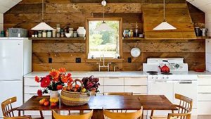 Как подобрать дизайн для кухни в деревянном доме?