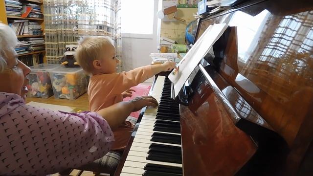 Радослава Лемешкина, 1 год 3 месяца. Учимся сидеть за инструментом. смотреть онлайн
