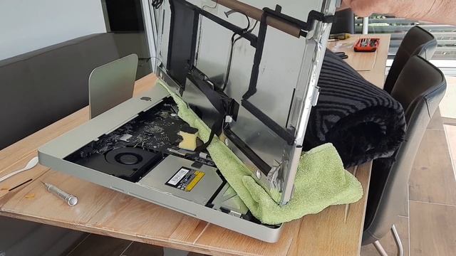 Apple iMac, Bildschirm (Monitor, Display) nach dem starten schwarz смотреть онлайн