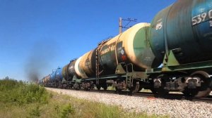 "Сургутский модник". 2ТЭ116У-0002 с грузовым поездом