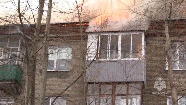 Томские пожарные ликвидировали возгорание на крыше в центре города