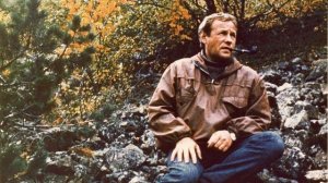 Держа в ладонях птицу. Олег Куваев