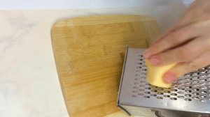 Салат с помидорами, сыром и чесноком