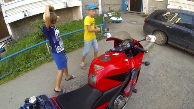 Школота заценила Honda CBR600RR.