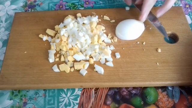 Салат из рыбной консервы с рисом и яйцом