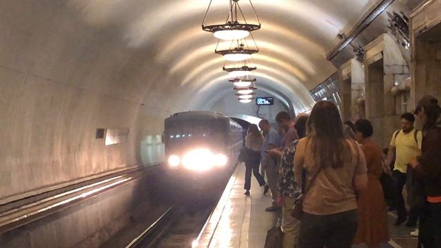 81-717.5/714.5М На станции Новокузнецкая смотреть онлайн