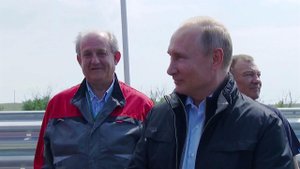 Владимир Путин за рулем КамАЗа проехал по торжественно открытой автомобильной части Крымского моста