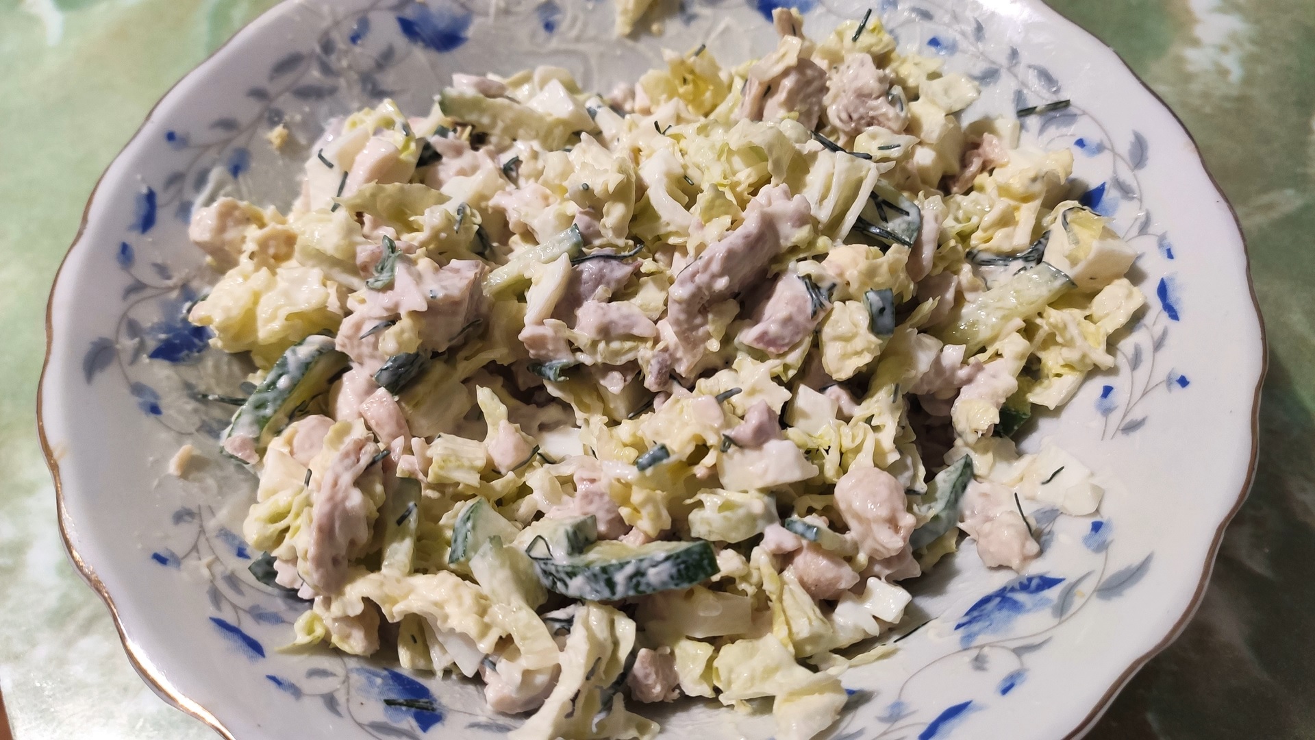 Салат с курицей, огурцом, пекинской капустой. смотреть онлайн