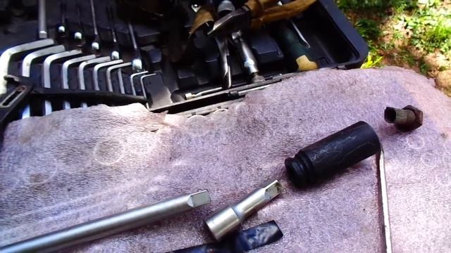 Где находится датчик давления масло в Volkswagenе T5 двигатель AXD и как его снять смотреть онлайн