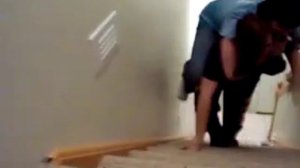 девушка ползет с парнем на спине по лестнице