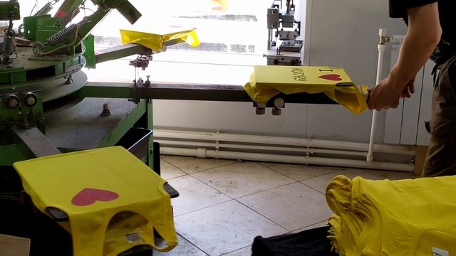 Шелкография в Череповце: печать акриловой краской 2 цвета на светлых футболках