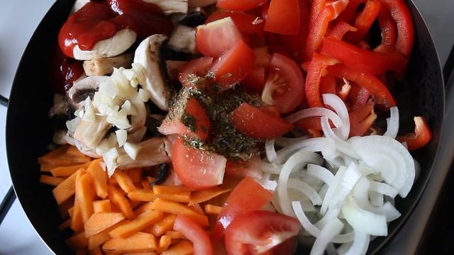 Быстрый ужин за 15 минут. Спагетти с овощами на сковороде.