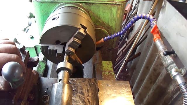 Нарезка резьбы на токарном станке ручным инструментом