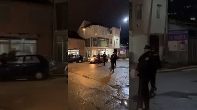 А вот и видео входа сотрудников косовской полиции в Косовскую Митровицу появилось смотреть онлайн
