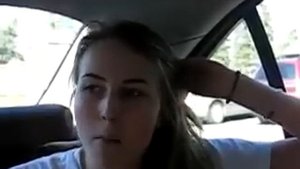 Девушка хорошо работает ртом