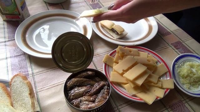 Быстрые бутерброды в микроволновке.