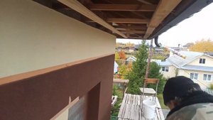 Монтаж подшивы кровли
