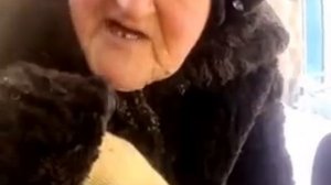 бабуля поет частушки