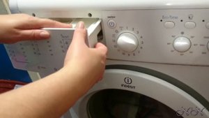 Как достать и вставить лоток стиральной машины