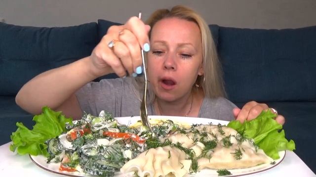 МУКБАНГ ДАМПЛИНГИ КОРОЛЕВСКИЕ С КРЕВЕТКОЙ, САЛАТ ОВОЩНОЙ/Mukbang еда на камеру/Русский мукбанг/