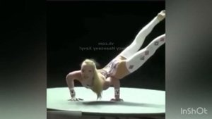 Потрясающая гибкость у девушки. Никогда такого не видел